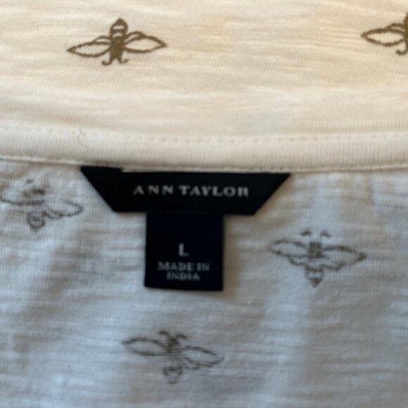 NWOT Ann Taylor Misses Large Bee Print Tee - Picture 2 of 3